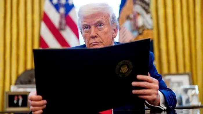US President Donald Trump looks on, as he signs executive orders and proclamations in the Oval Office at the White House in Washington, D.C., US, April 9, 2025. (File photo: Reuters)