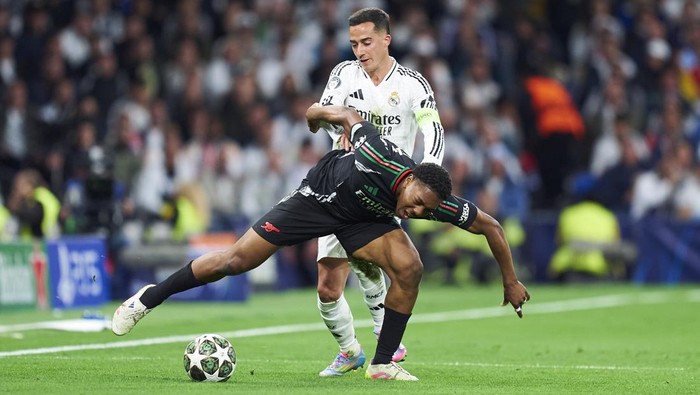 Lucas Vazquez (back) of Real Madrid competes for the ball with Myles Lewis-Skelly of Arsenal FC during the UEFA Champions League 2024/25 Quarter Final Second Leg match between Real Madrid C.F. and Arsenal FC at Estadio Santiago Bernabeu on April 16, 2025 in Madrid, Spain. (Photo by Mateo Villalba/Getty Images)