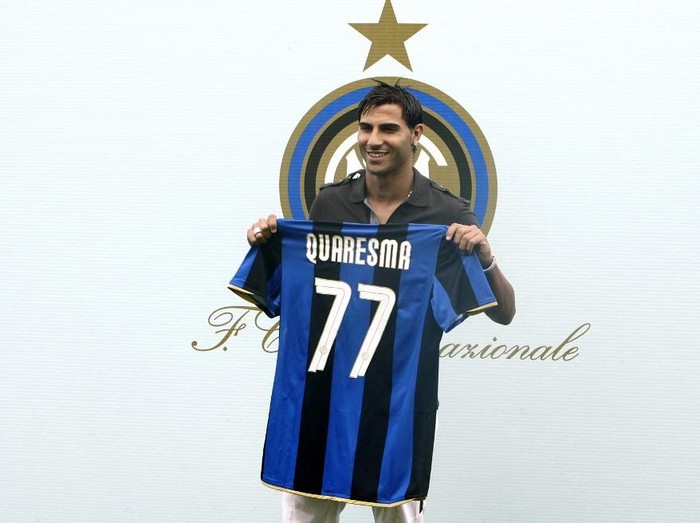 Portugal winger Ricardo Quaresma poses with his new jersey after signing for Inter Milan in Appiano Gentile, north-west of Milan, on September 2, 2008.  The 25-year-old was one of Inter boss Jose Mourinho's top transfer targets and the former Chelsea manager got his man with only hours remaining to the end of the September 1 deadline. AFP PHOTO / GIUSEPPE CACACE (Photo by GIUSEPPE CACACE / AFP)