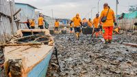 Sampah Menumpuk di Tanggul Pluit Dibersihkan