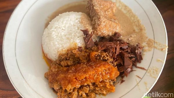 Sedep Miroso! Sarapan Nasi Gudeg Krecek dan Ayam Goreng Asli Jogja