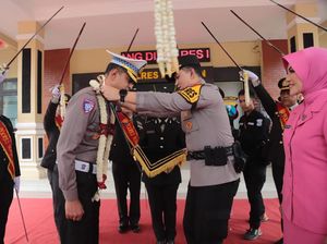 Pedang Pora Tandai Pergantian Kapolres Magetan Pedang Pora Tandai Pergantian Kapolres Magetan