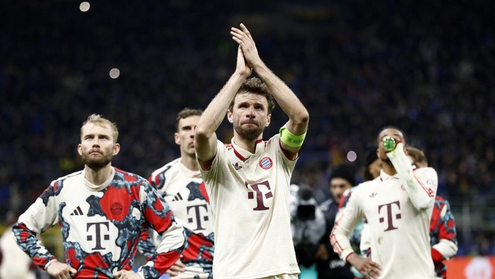 Soccer Football - Champions League - Quarter Final - Second Leg - Inter Milan v Bayern Munich - San Siro, Milan, Italy - April 16, 2025 Bayern Munichs Thomas Muller with teammates look dejected after the match REUTERS/Alessandro Garofalo