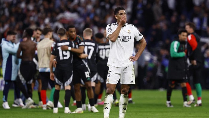 Soccer Football - Champions League - Quarter Final - Second Leg - Real Madrid v Arsenal - Santiago Bernabeu, Madrid, Spain - April 16, 2025 Real Madrids Jude Bellingham looks dejected after the match REUTERS/Susana Vera