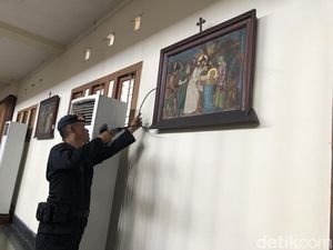Tim Gegana Polda DIY Sterilisasi Gereja di Jogja Jelang Misa Kamis Putih Tim Gegana Polda DIY Sterilisasi Gereja di Jogja Jelang Misa Kamis Putih