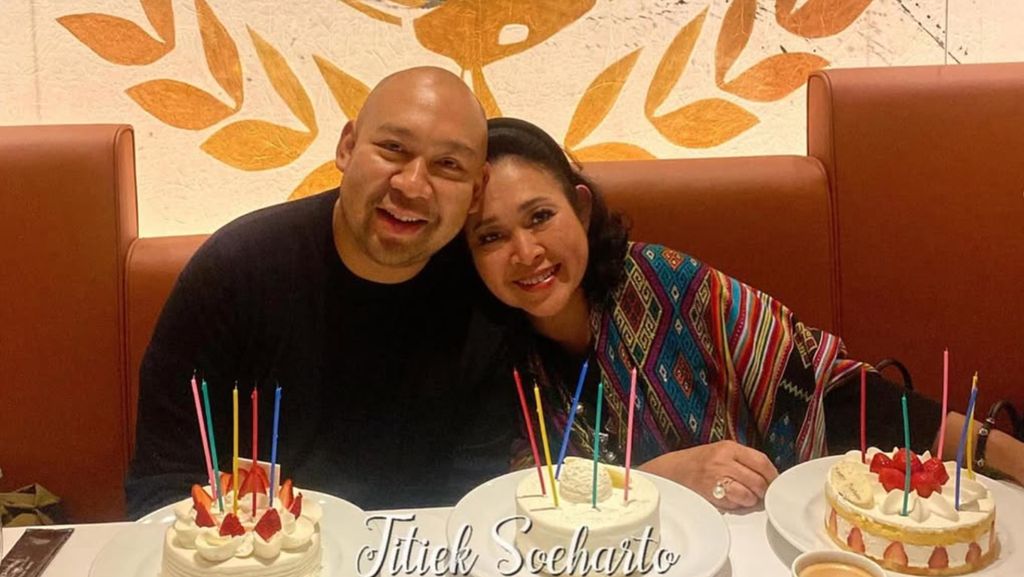 7 Foto Titiek Soeharto Rayakan Ultah ke-66 Bareng Didit, Tumpengan di Jepang 7 Foto Titiek Soeharto Rayakan Ultah ke-66 Bareng Didit, Tumpengan di Jepang