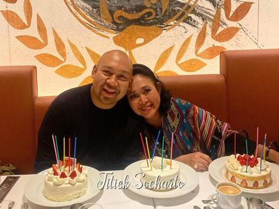 7 Foto Titiek Soeharto Rayakan Ultah ke-66 Bareng Didit, Tumpengan di Jepang