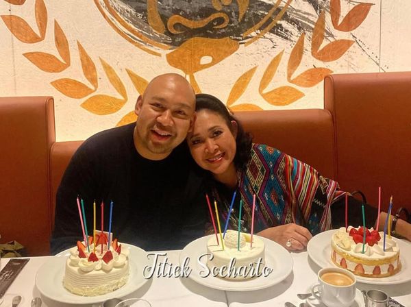 7 Foto Titiek Soeharto Rayakan Ultah ke-66 Bareng Didit, Tumpengan di Jepang