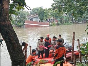 Wanita Gresik yang Lompat dari Perahu Tambang Ditemukan Tewas Wanita Gresik yang Lompat dari Perahu Tambang Ditemukan Tewas