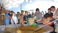 Bobon Santoso Masak Besar Bareng Bobby di Danau Toba
