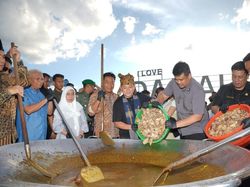 Bobon Santoso Masak Besar Bareng Bobby di Danau Toba