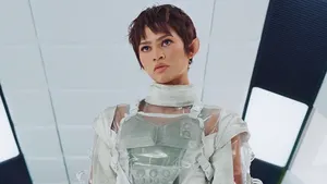 5 Potret Zendaya Tampil Manglingi dengan Rambut Pixie dan Telinga Peri