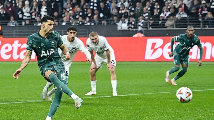dpatop - 17 April 2025, Hesse, Frankfurt/M.: Soccer: Europa League, Eintracht Frankfurt - Tottenham Hotspur, knockout round, quarter-finals, second leg, Deutsche Bank Park, Tottenhams Dominic Solanke scores the goal to make it 0:1. Photo: Uwe Anspach/dpa (Photo by Uwe Anspach/picture alliance via Getty Images)