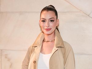 Penampilan Terbaru Anne Hathaway Disebut Unreal, Muncul Dugaan Oplas Penampilan Terbaru Anne Hathaway Disebut Unreal, Muncul Dugaan Oplas