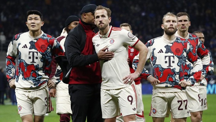 Soccer Football - Champions League - Quarter Final - Second Leg - Inter Milan v Bayern Munich - San Siro, Milan, Italy - April 16, 2025 Bayern Munich coach Vincent Kompany and Harry Kane look dejected after the match REUTERS/Alessandro Garofalo