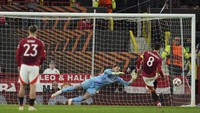 Dari ketujuh golnya di Liga Europa 2024/2025, empat di antaranya dicetak Fernandes dari tendangan penalti. Foto: AP/Jon Super