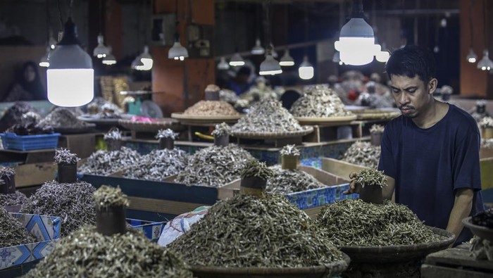Pedagang menata ikan teri jualannya di Pasar Higienis Ternate, Maluku Utara, Jumat (18/4/2025). Menurut pedagang,sejak tiga hari terakhir harga ikan teri (ukuran kecil) naik dari Rp50 ribu per kilogram menjadi Rp120ribuper kilogram dan ikan teri (ukuran besar) dari Rp30 ribu per kilogram menjadi Rp80 ribu per kilogram yang disebabkan kurangnyapasokan ikan teri dari Halmahera Timur akibathasil tangkapan nelayan menurun lantaran cuaca jelek dan gelombang tinggi. ANTARA FOTO/Andri Saputra/YU