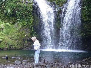 Video: Pesona Curug Batu Blek di Tasikmalaya Video: Pesona Curug Batu Blek di Tasikmalaya
