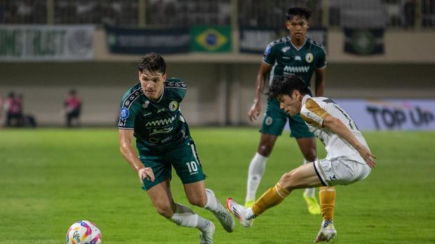 Dewa United kalahkan PSS Sleman Pesepak bola PSS Sleman Vinicius Duarte (kiri) berebut bola dengan pesepak bola Dewa United Taisei Marukawa (kanan) saat pertandingan Liga 1 di Stadion Maguwoharjo, Sleman, DI Yogyakarta, Kamis (17/4/2025). Dewa United menang dengan skór 1-0. ANTARA FOTO/Hendra Nurdiyansyah