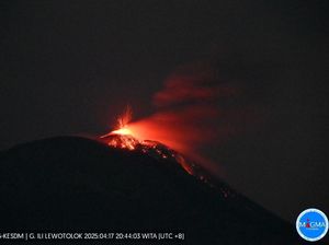 Dua Gunung di NTT Meletus Pagi Ini, Ada Pijar Api Dua Gunung di NTT Meletus Pagi Ini, Ada Pijar Api