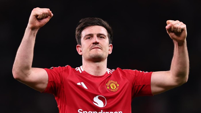 MANCHESTER, ENGLAND - APRIL 17: Harry Maguire of Manchester United  celebrates at full time during the UEFA Europa League 2024/25 Quarter Final Second Leg match between Manchester United and Olympique Lyonnais at Old Trafford on April 17, 2025 in Manchester, England. (Photo by Robbie Jay Barratt - AMA/Getty Images)