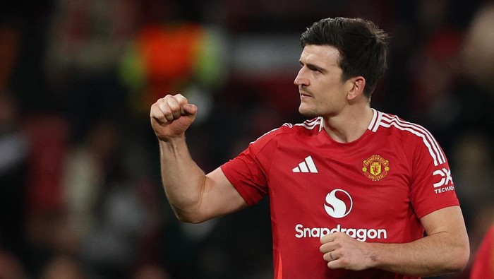 Harry Maguire Soccer Football - Europa League - Quarter Final - Second Leg - Manchester United v Olympique Lyonnais - Old Trafford, Manchester, Britain - April 17, 2025 Manchester Uniteds Harry Maguire celebrates after the match REUTERS/Phil Noble