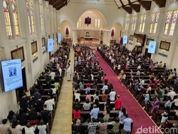 Khidmatnya Ibadah Jalan Salib Jumat Agung di Gereja Katedral Surabaya