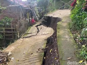 Tanah Gerak Rusak Puluhan Rumah di Sirampog Brebes, Ratusan Warga Mengungsi Tanah Gerak Rusak Puluhan Rumah di Sirampog Brebes, Ratusan Warga Mengungsi