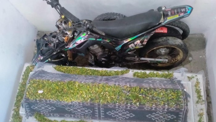 Jenazah lelaki berjulukan Marvel Martin Giri dimakamkan bareng motornya dalam satu liang lahat di Desa Oenitas, Kecamatan Rote Barat, Rote Ndao, NTT, Kamis (17/4/2025). (Dok. Polres Rote Ndao) Jenazah lelaki berjulukan Marvel Martin Giri dimakamkan bareng motornya dalam satu liang lahat di Desa Oenitas, Kecamatan Rote Barat, Rote Ndao, NTT, Kamis (17/4/2025). (Dok. Polres Rote Ndao)