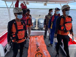 Dua Kapal Pengangkut Oli Tenggelam di Muara Jungkat, Satu Orang Tewas Dua Kapal Pengangkut Oli Tenggelam di Muara Jungkat, Satu Orang Tewas