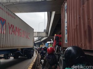 Jalan Yos Sudarso Arah Pelabuhan Priok Macet Lagi Pagi Ini Jalan Yos Sudarso Arah Pelabuhan Priok Macet Lagi Pagi Ini