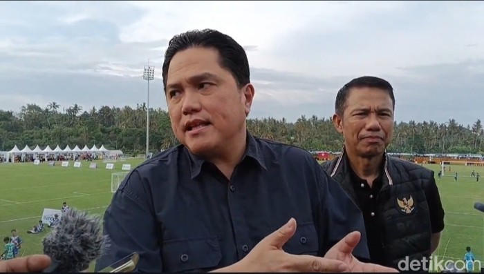 Ketua Umum PSSI Erick Thohir saat ditemui di Bali United Training Center, Gianyar, Jumat (18/4/2025). (Foto: Krisna Pradipta/detikBali)