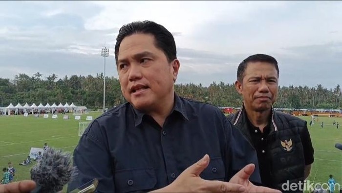 Ketua Umum PSSI Erick Thohir saat dijumpai di Bali United Training Center, Gianyar, Jumat (18/4/2025). (Foto: Krisna Pradipta/detikBali) mini turnamen