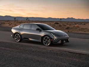 Terpesona dengan Tampang Sedan Listrik Baru KIA EV4! Terpesona dengan Tampang Sedan Listrik Baru KIA EV4!