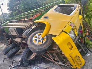 Truk Muatan Ayam Tabrak Buk Jembatan-Terguling di Kulon Progo