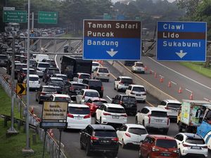 Video: Gerbang Tol Ciawi Padat, One Way Arah Puncak Bogor Diterapkan Video: Gerbang Tol Ciawi Padat, One Way Arah Puncak Bogor Diterapkan