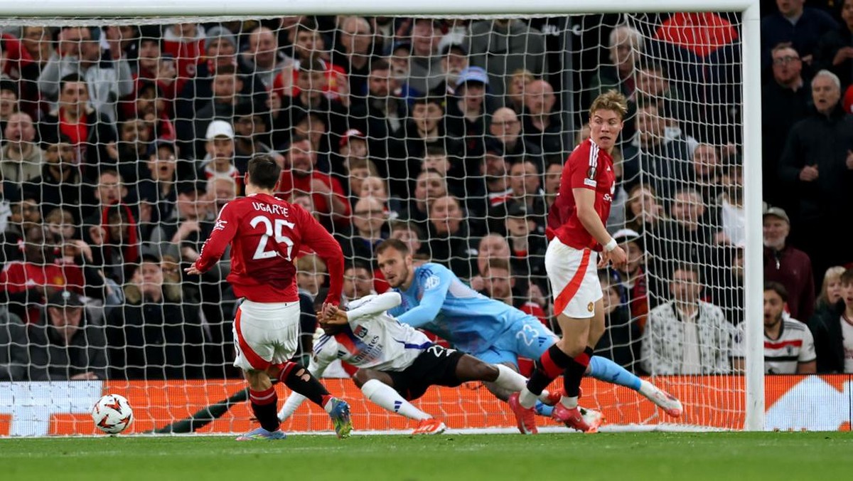 Momen gol Manuel Ugarte ke gawang Lyon. (Foto: Getty Images/Carl Recine)