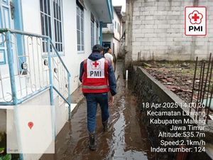 Luapan Kali Bendo Sebabkan Rumah-rumah Warga Malang Terendam Banjir Luapan Kali Bendo Sebabkan Rumah-rumah Warga Malang Terendam Banjir