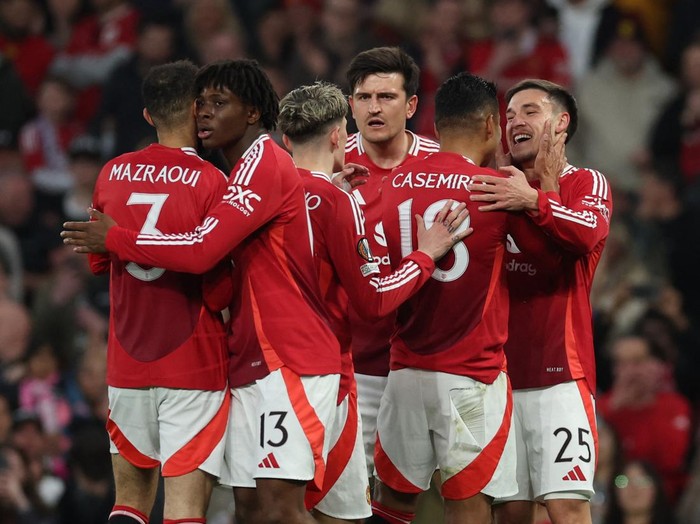 Soccer Football - Europa League - Quarter Final - Second Leg - Manchester United v Olympique Lyonnais - Old Trafford, Manchester, Britain - April 17, 2025 Manchester United's Manuel Ugarte celebrates scoring their first goal with teammates REUTERS/Phil Noble