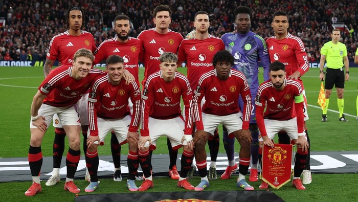 Manchester United Soccer Football - Europa League - Quarter Final - Second Leg - Manchester United v Olympique Lyonnais - Old Trafford, Manchester, Britain - April 17, 2025 Manchester United players pose for a team group photo before the match REUTERS/Phil Noble