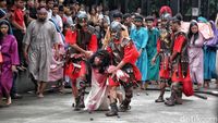 Melihat Visualisasi Jalan Salib di Gereja Salib Suci Cilincing