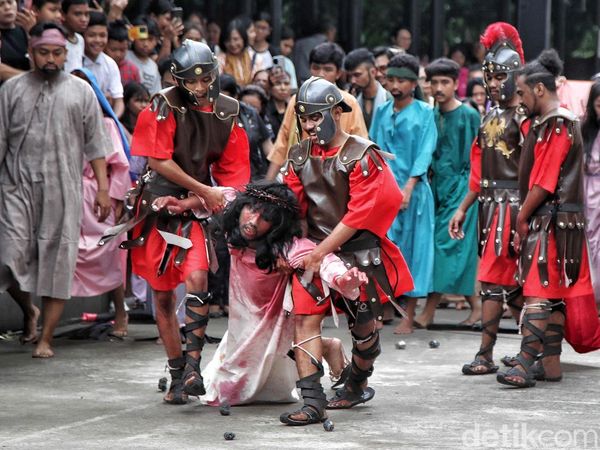 Melihat Visualisasi Jalan Salib di Gereja Salib Suci Cilincing