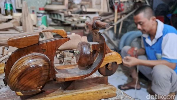 Napi Lapas Jombang Olah Limbah Kayu Jadi Beragam Kerajinan