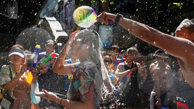 Revellers play with water as they celebrate the Songkran holiday, which marks the Thai New Year, in Bangkok, Thailand, April 13, 2025. REUTERS/Chalinee Thirasupa