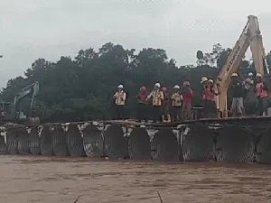Viral Video Pekerja Joget Jaran Goyang di Jembatan Darurat Cidadap
