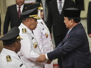 Momen Pelantikan Gubernur Bangka Belitung dan Papua Pegunungan di Istana