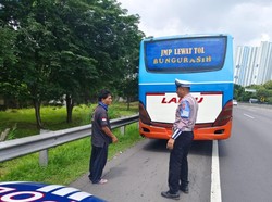 Seorang Penumpang Bus Ladju Terlempar-Jatuh di Tol Satelit-Waru