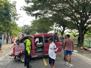 Sopir Angkot Tewas Usai Ditabrak Truk di Jalan Trans Sulawesi Majene Sopir Angkot Tewas Usai Ditabrak Truk di Jalan Trans Sulawesi Majene
