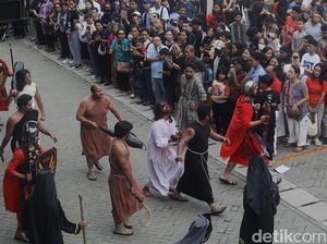 Potret Peringatan Jumat Agung di Pondok Aren