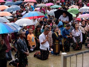 Khidmat Jalan Salib Agung di Labuan Bajo meski Diguyur Hujan Lebat